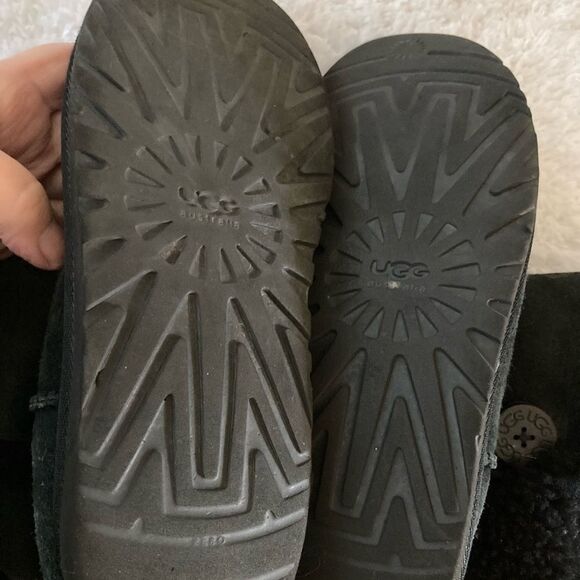 UGG women’s Bailey buckle boots - Picture 6 of 7